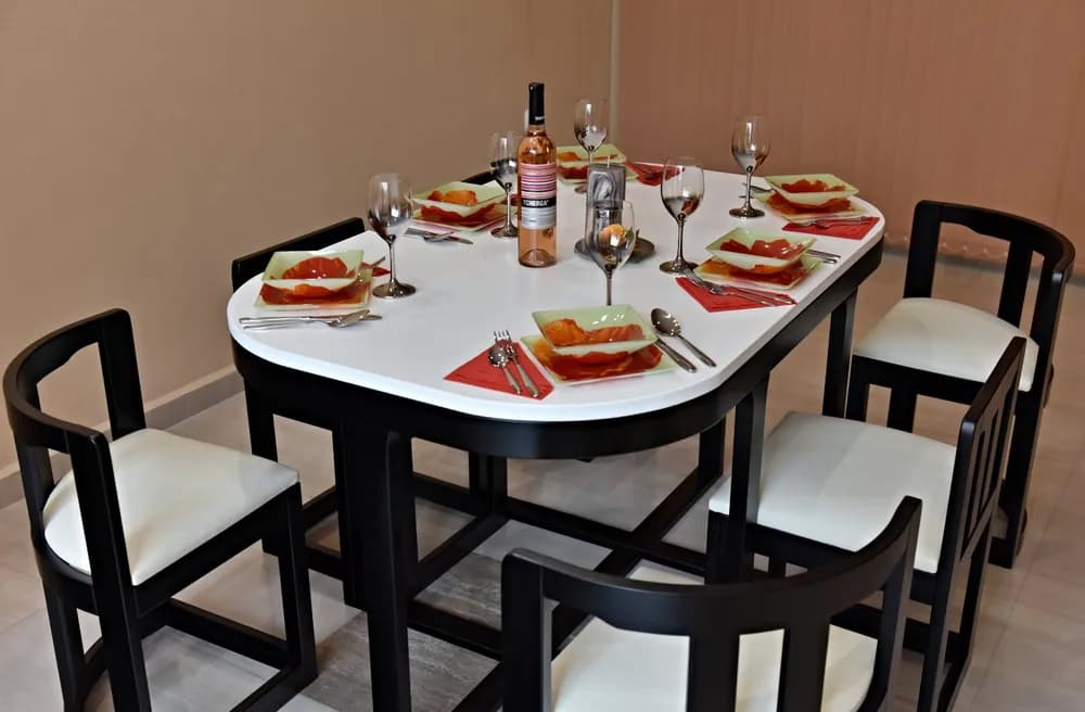 Ергономична маса със столове - комплект