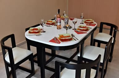 Ергономична маса със столове - комплект 1